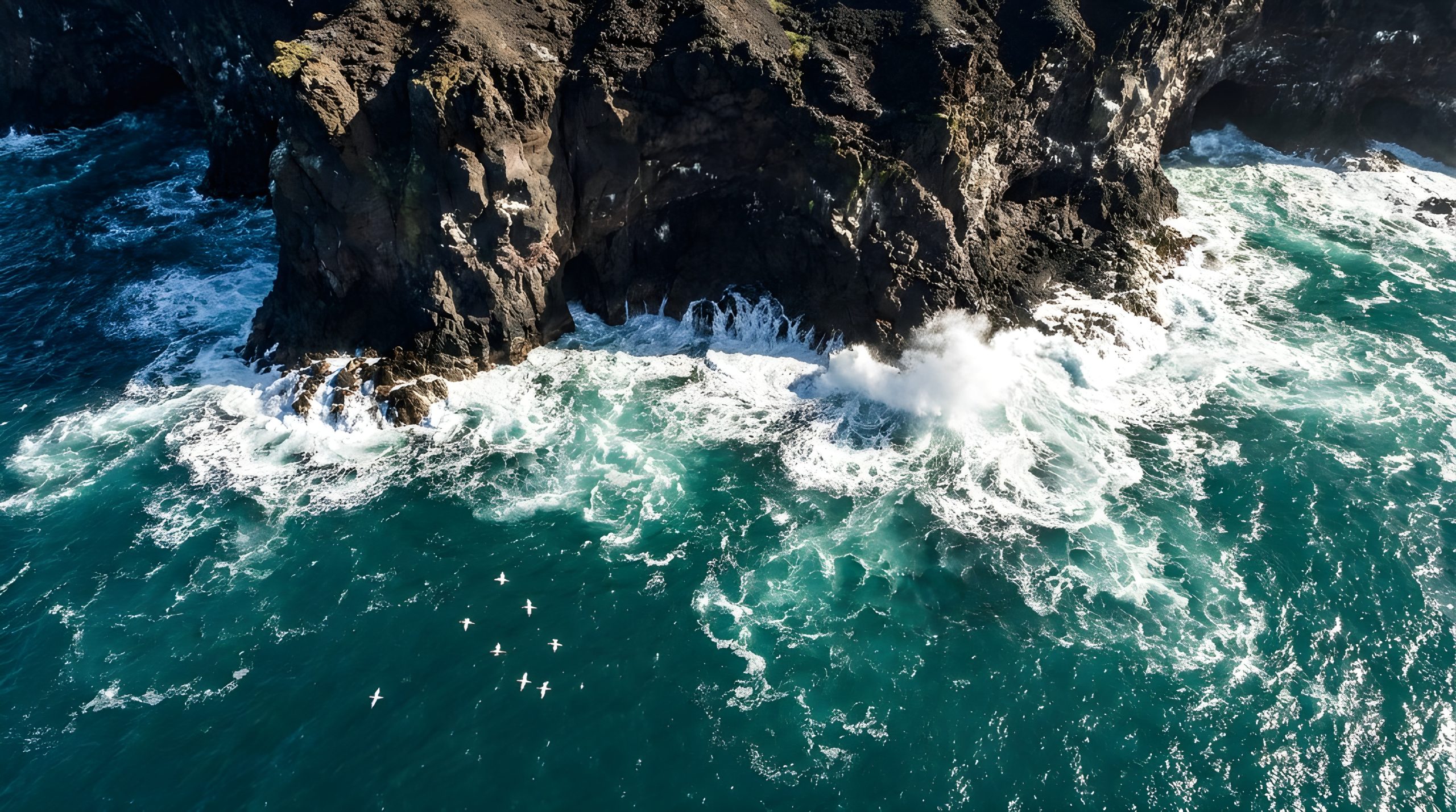 Rugged Cliff Ocean Waves Wallpaper: Epic Coastline 2026